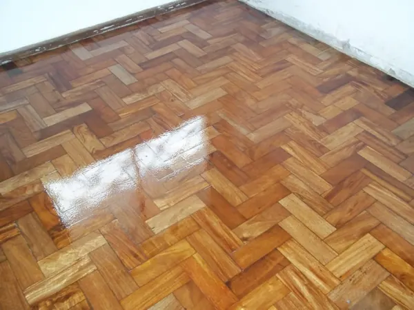 Piso de parquet em espinha de peixe recuperado em Curitiba