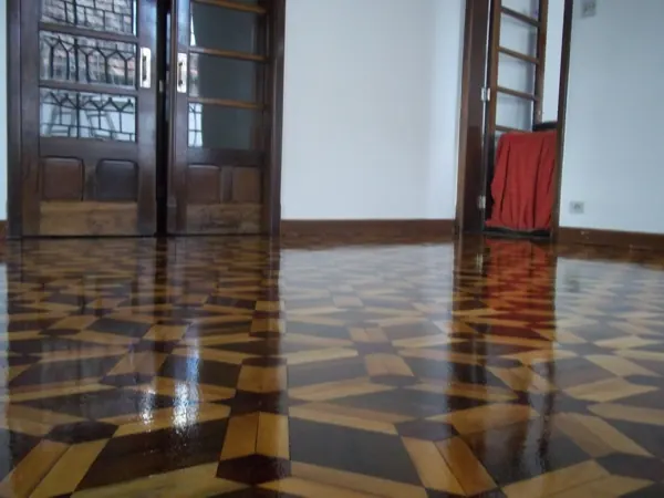Salão com piso de tacos em mosaico de alto brilho