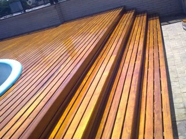 Deck de madeira com degraus recuperado