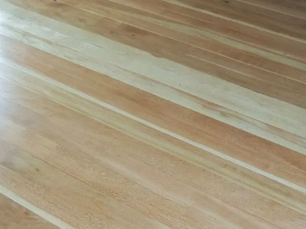 Piso de madeira clara recém-lixado em Curitiba