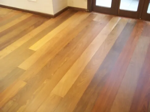 Piso de madeira clara revitalizado com acabamento natural