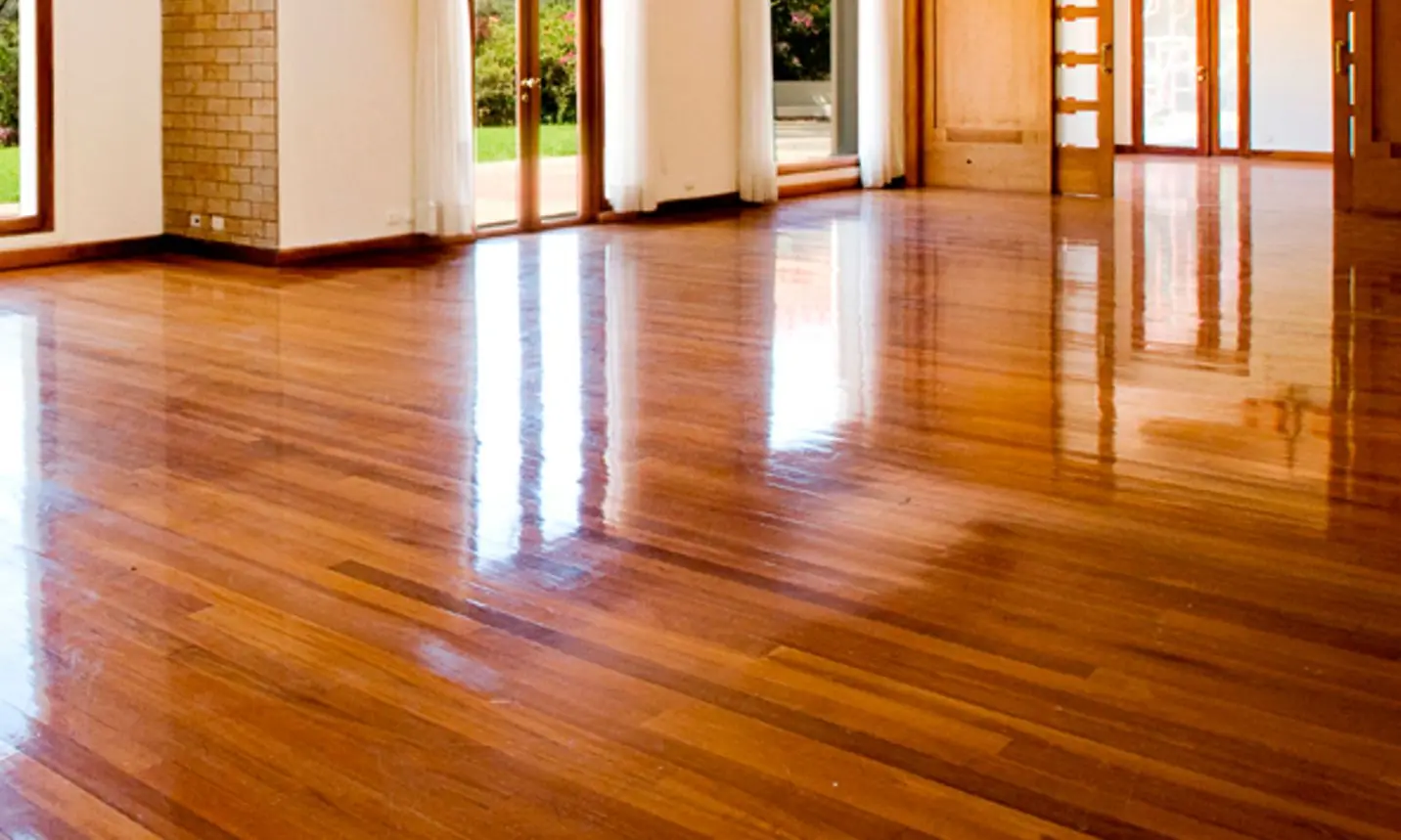 Piso de madeira brilhante em sala ampla após lixamento