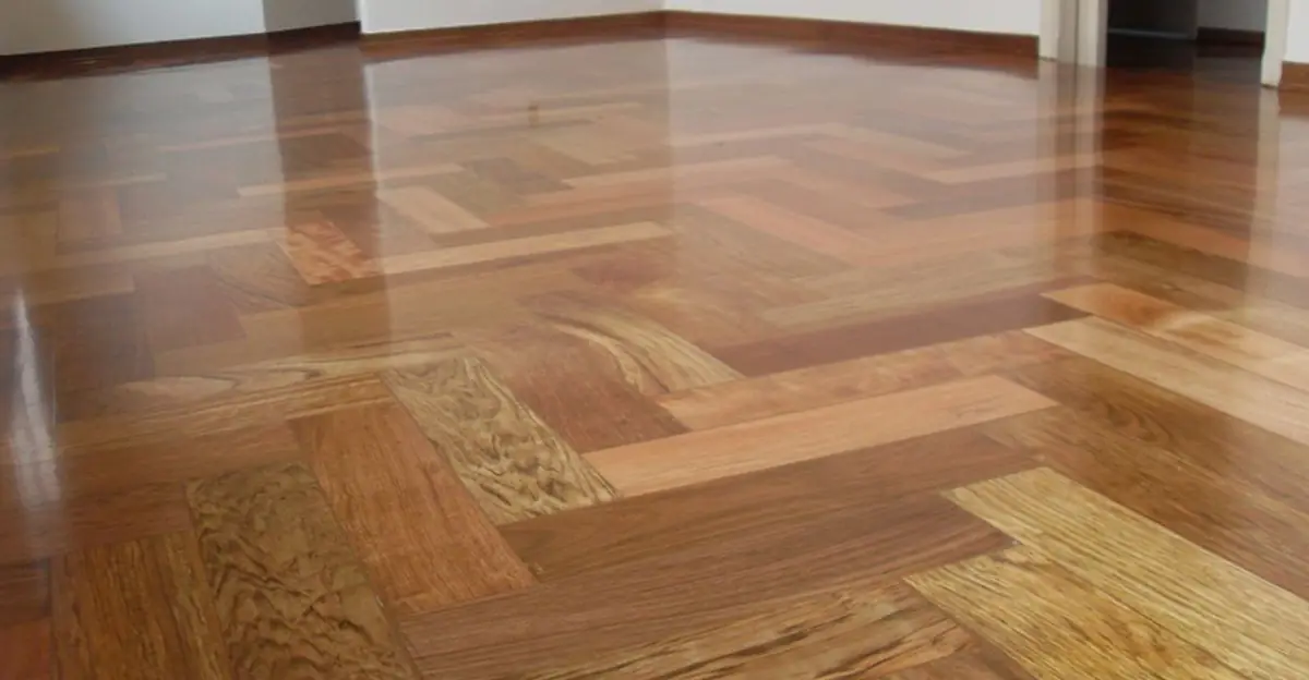 Piso de parquet em madeira nobre restaurado