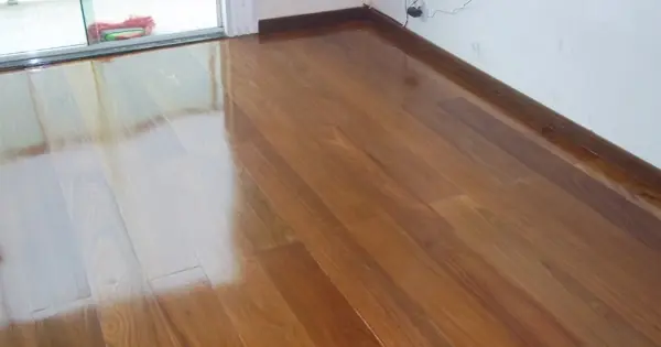 Assoalho de madeira lixado com acabamento brilhante em Curitiba