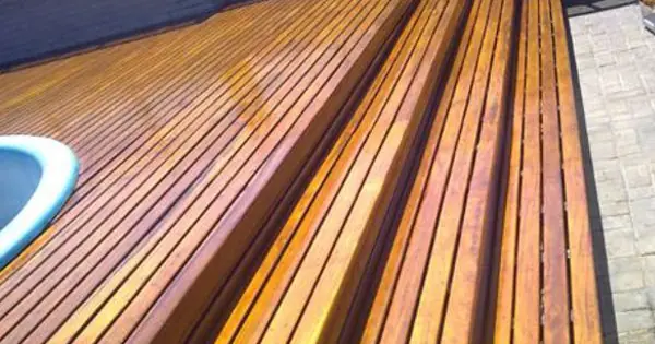 Deck de madeira recuperado ao redor de piscina