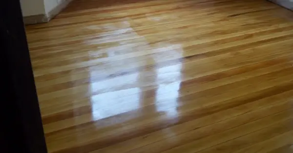 Piso de madeira com aplicação de sinteco e brilho natural