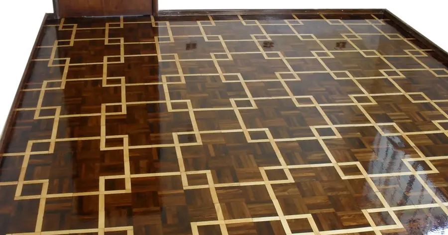 Piso de madeira escura com verniz de alto brilho
