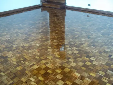 Piso de tacos em padrão geométrico envernizado