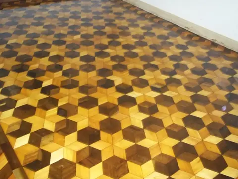 Piso de tacos hexagonais restaurado