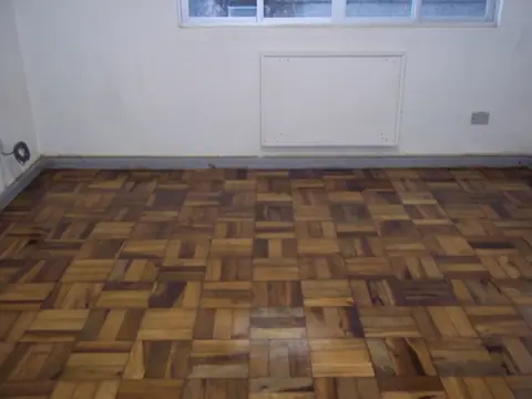 Sala com piso de tacos antes do acabamento final