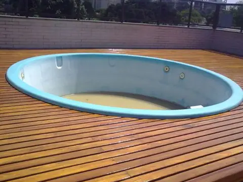 Deck de madeira ao redor de piscina redonda