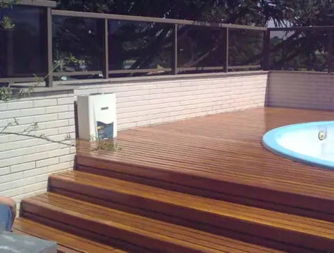 Deck de piscina de madeira recuperado