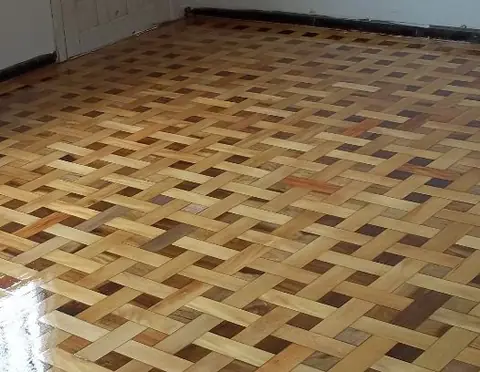 Piso de tacos em padrão trançado recuperado