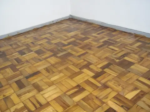 Piso de tacos restaurado em Curitiba