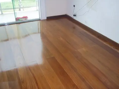 Piso de madeira envernizado com reflexo da janela