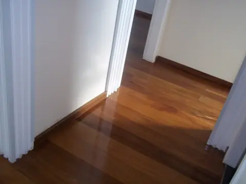 Sala com assoalho lixado e verniz brilhante