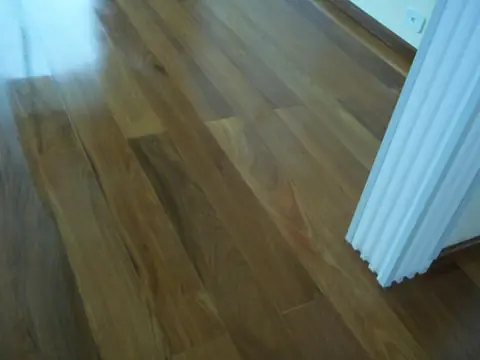 Detalhe de piso de madeira com sinteco